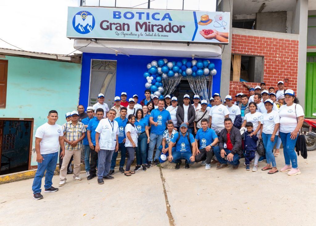 Socios frente a la botica